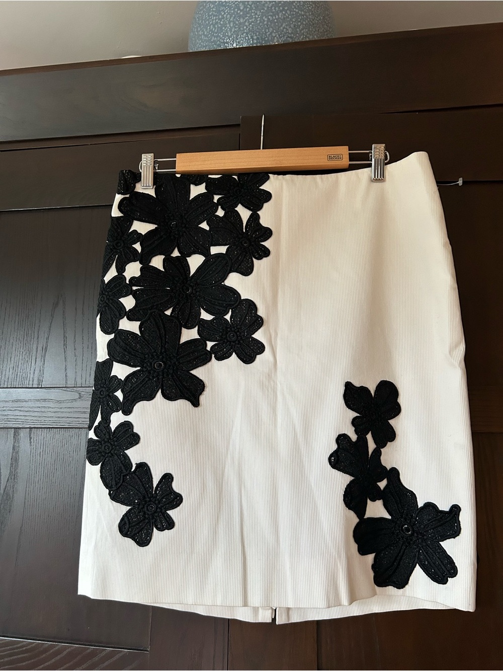 Per Se White Skirt w/ Black Floral Appliqué, Great condition (has spot), Sz 10